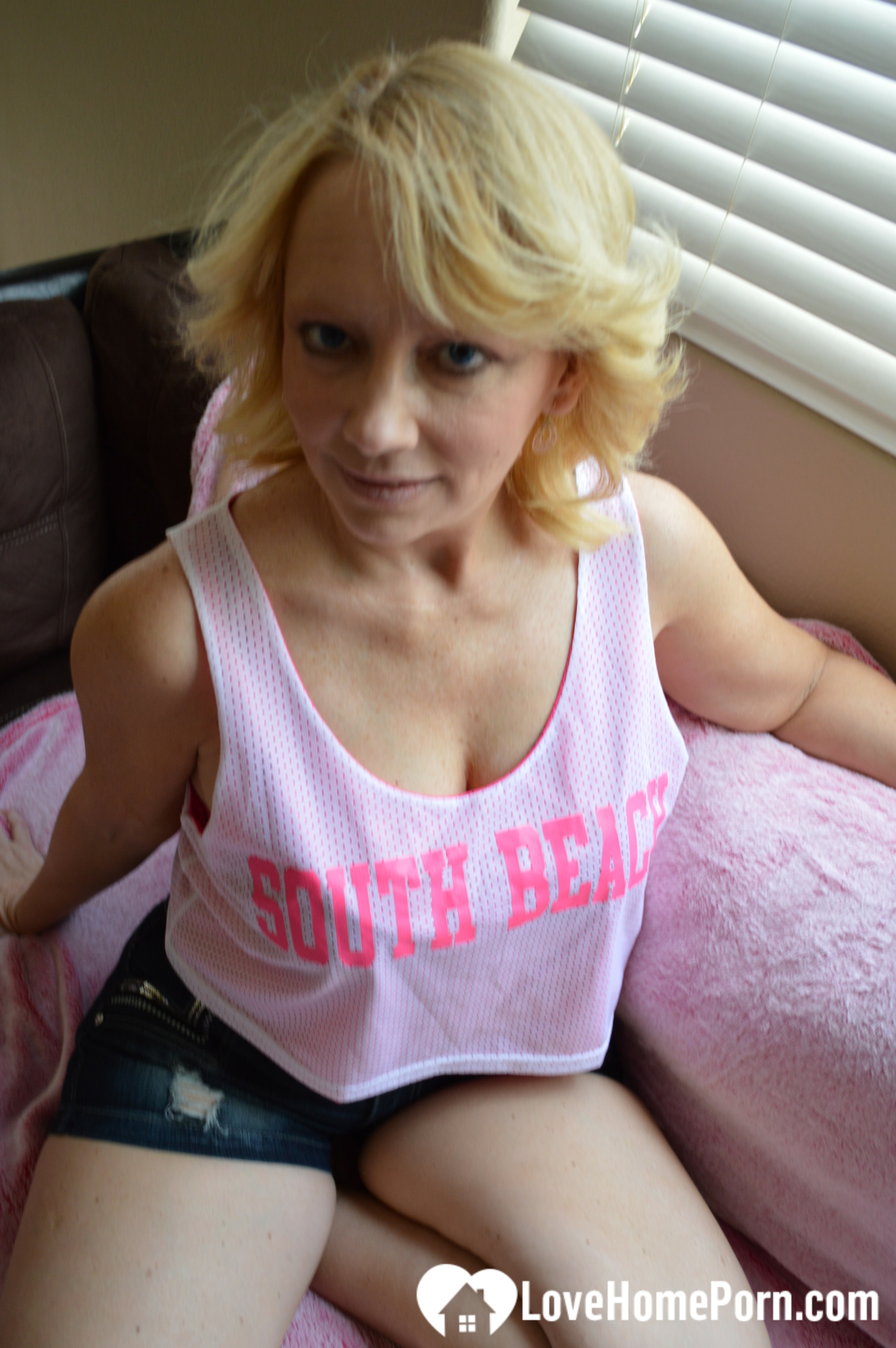 Mature bombshell shows off her attractive curves — 60