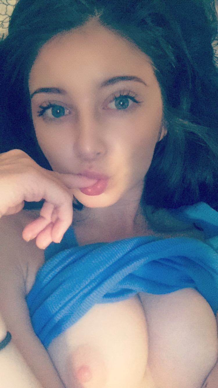 Bombshell Masturbating Teen — 31